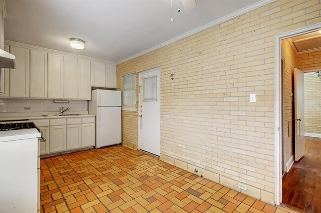 Building Photo - 1408 W 47th St