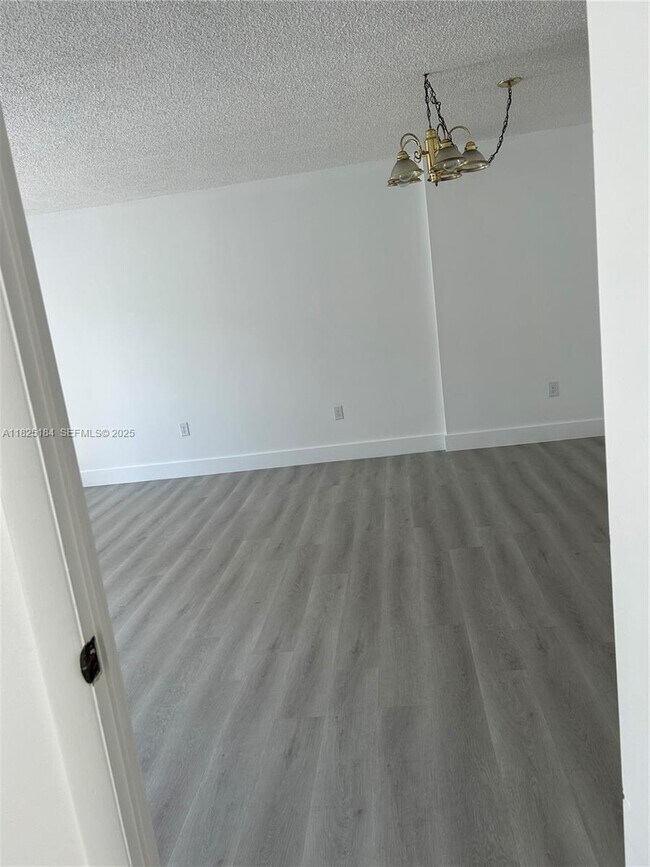 Building Photo - 4154 Inverrary Dr