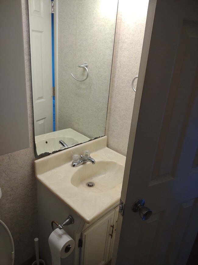 Building Photo - Marvellous Two Bedroom Condo With Perks!