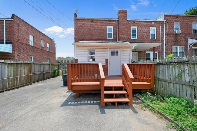 Building Photo - Gorgeous Two-Bedroom Townhome In Middle River