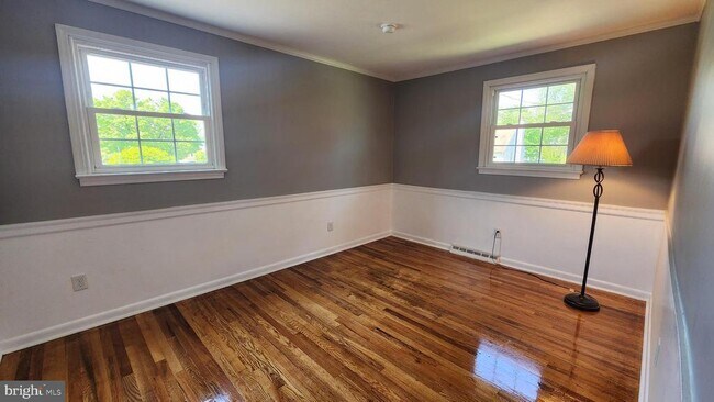 Building Photo - 318 Oakwood Ave