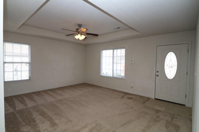 Living Rm to Entry - Golf View Gardens Apartments