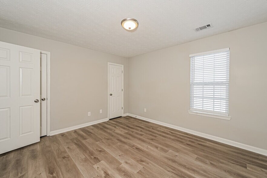 Building Photo - 444 Village Bluff Dr
