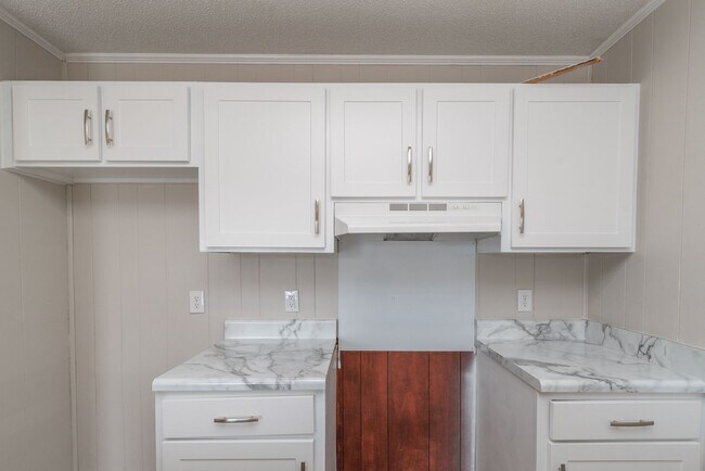 Building Photo - Updated 2 Bed/1 Bath Duplex Available for Rent Now!