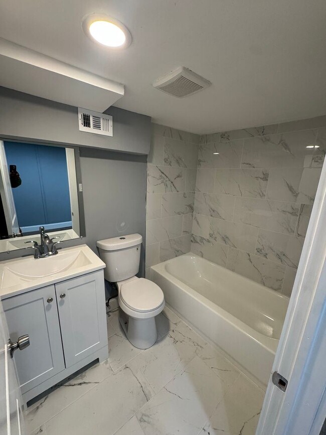 Building Photo - Charming Rowhome with Modern Touches in Ea...