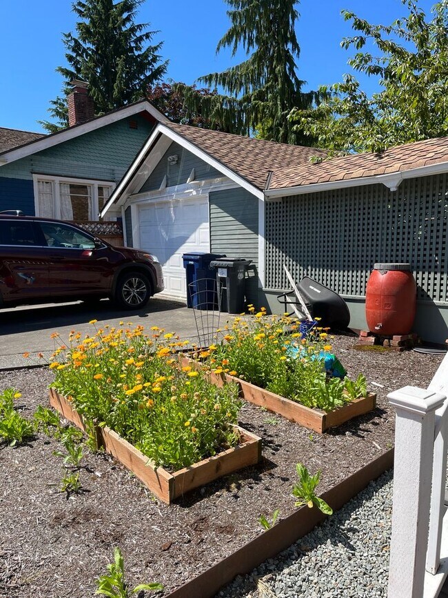 Building Photo - Update 1900's Home with 4 Bedrooms