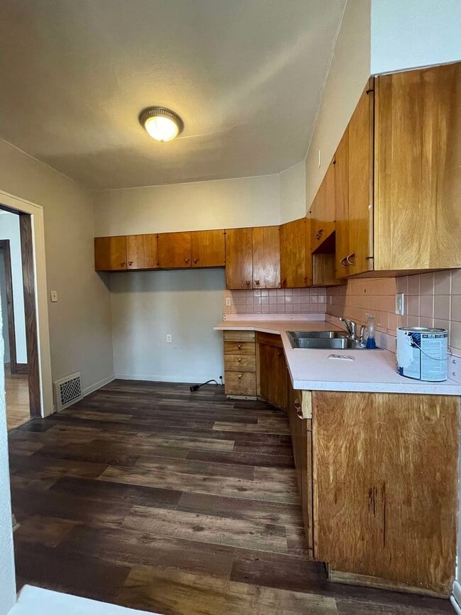 Building Photo - Four bedroom, one bathroom for rent in Mor...