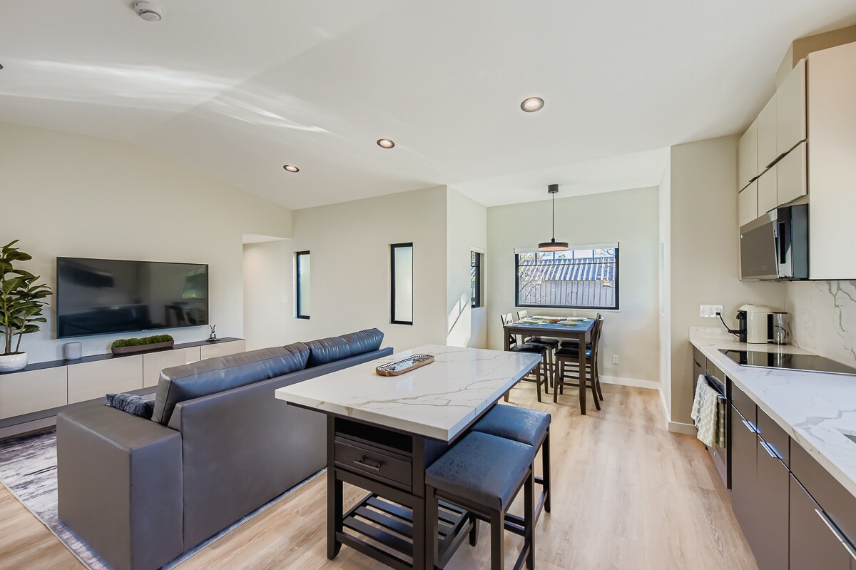 Building Photo - 1656 York Dr