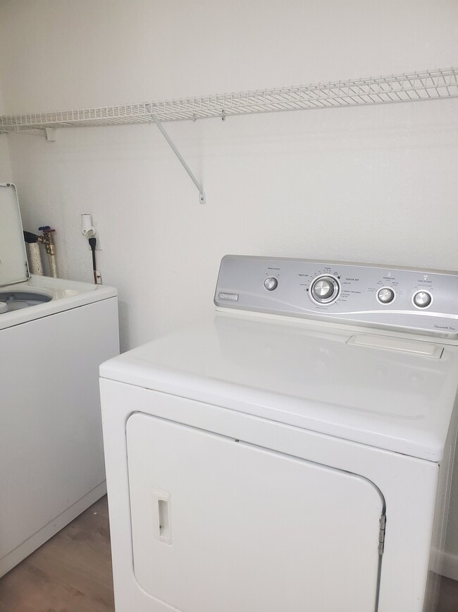 Building Photo - 914 Bayless St