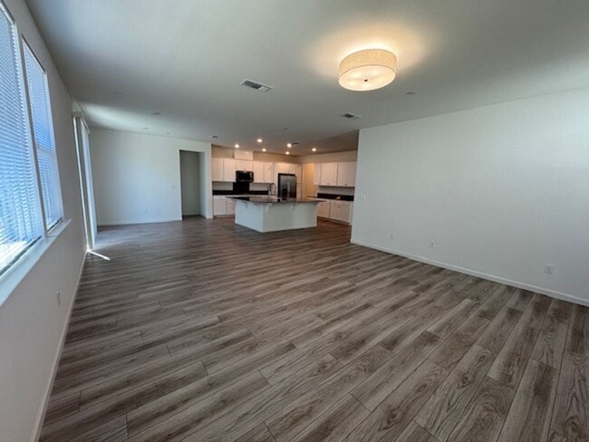 Building Photo - Beautiful, Single Story 3 Bedroom Home in ...