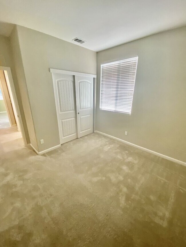Building Photo - Beautiful and Sunny Home in Roseville Awaits!