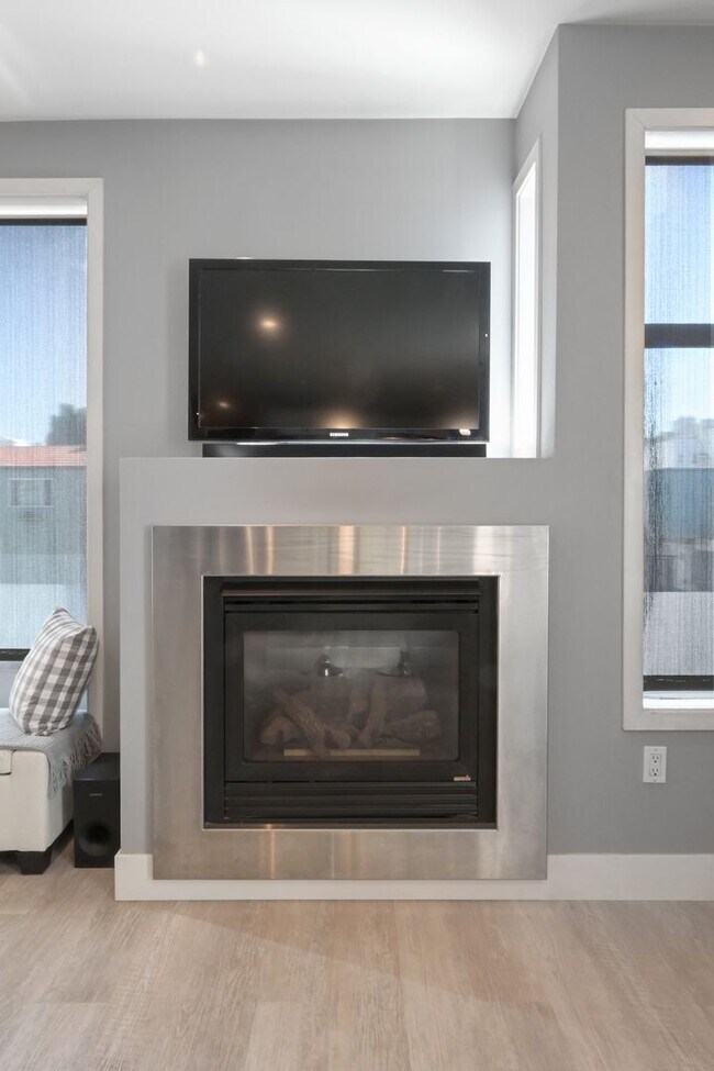 Building Photo - Epic REA/Azari PM:Gorgeous 1 Bed/ 1 Bath C...