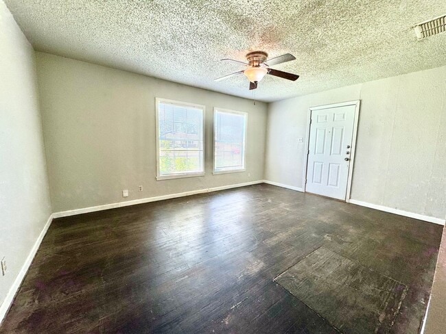 Building Photo - Eye-catching Home in Heart of Lubbock!- self showing
