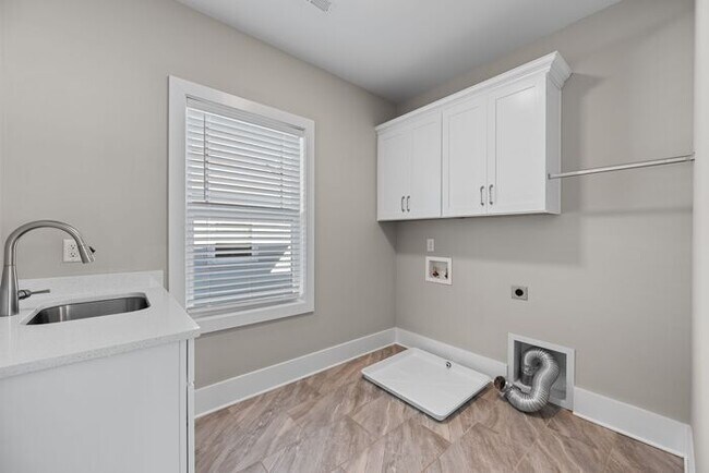 Building Photo - Stunning Home in Melrose 12 South Area...D...