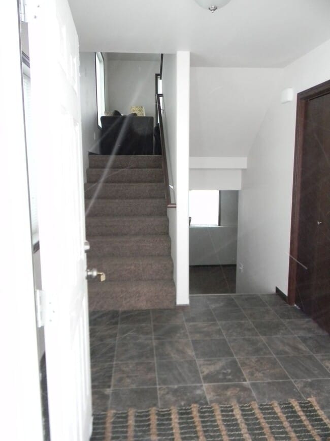 Building Photo - 521 E Foxtail Dr