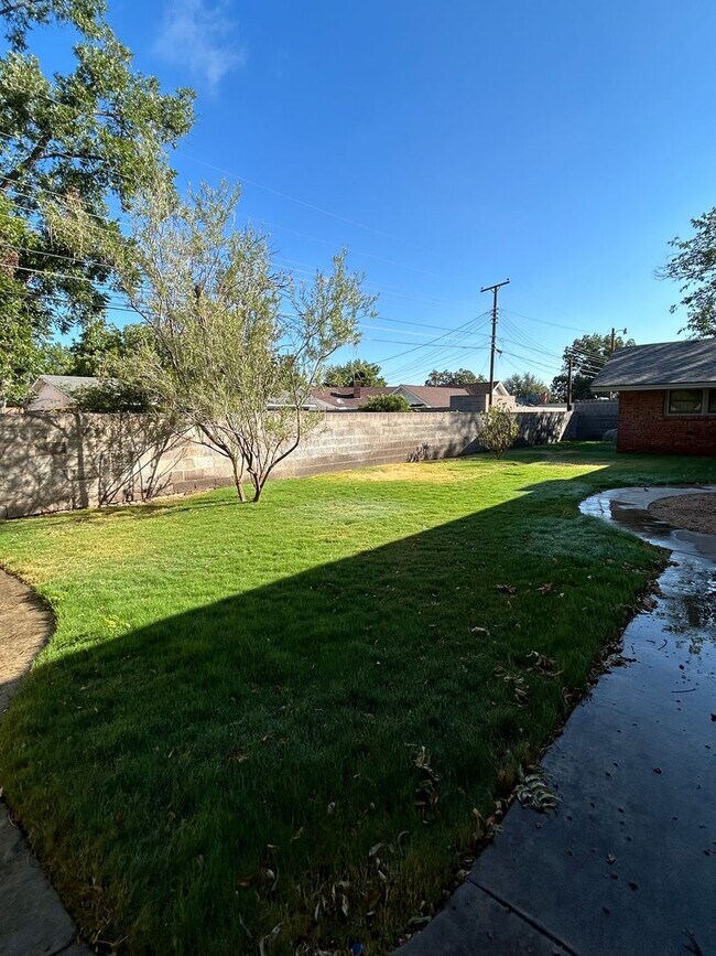 Building Photo - Beautiful Large Family Home!!!