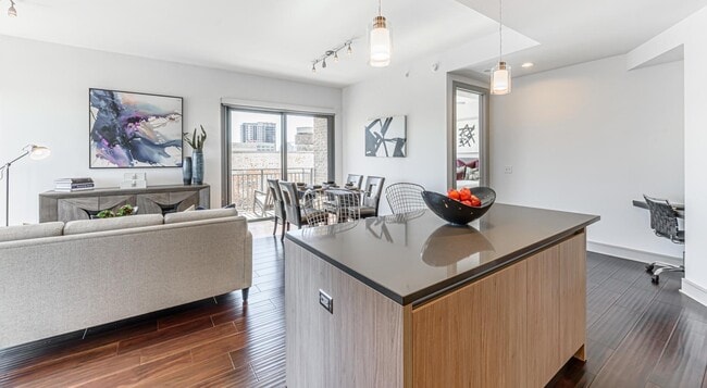 Building Photo - Luxury Living - Get 1 Month Free!