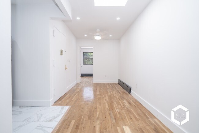 Building Photo - Remodeled 2 Bedroom Apartment with Private...