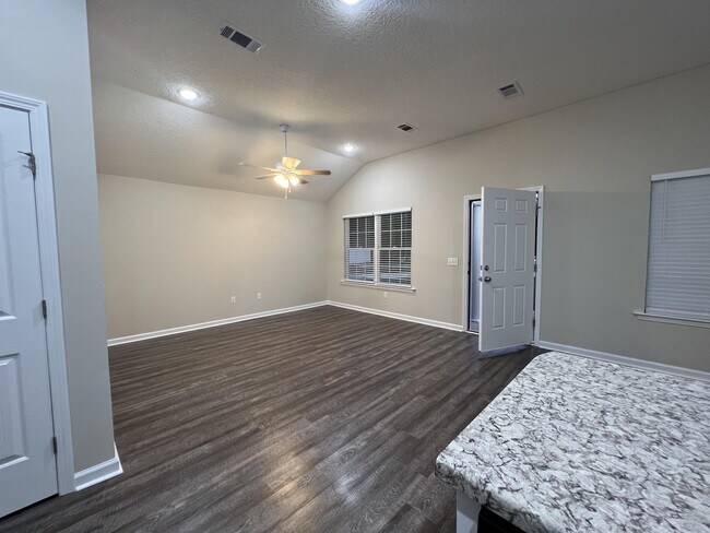 Building Photo - 127 Villa Rd
