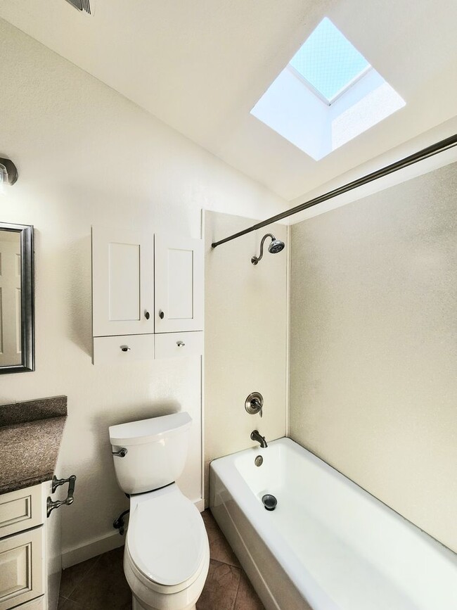 Building Photo - Spacious & bright 3 bedroom 2 bath home in...