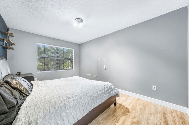 Building Photo - 214 City View Dr