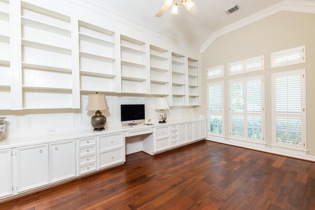 Building Photo - 4915 Keneshaw St