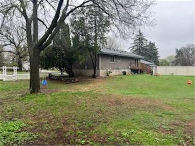 Building Photo - 10709 W River Rd