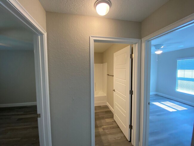 Building Photo - Custom Home - Desirable SE Ocala Neighborhood 3/2/2 **Won't Last**
