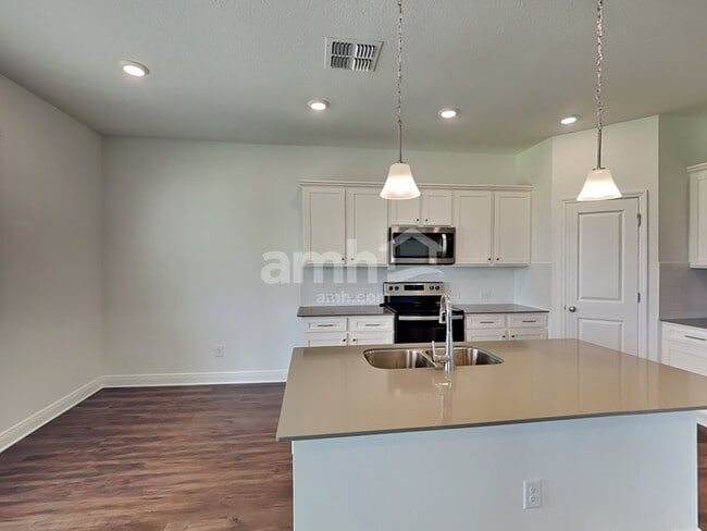 Building Photo - 14628 Cedar Ml Dr