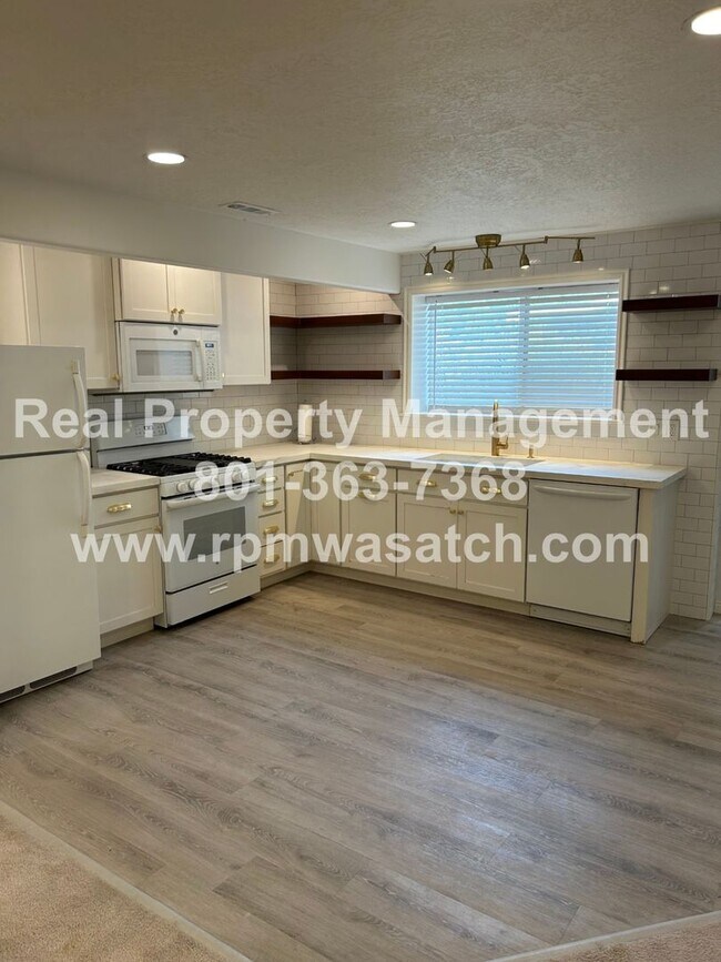 Building Photo - Don't miss out on this gorgeous and spacious basement apartment. It will go fast!!