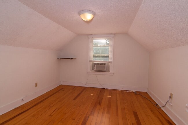 Building Photo - Cute older Craftsman home on locate on Spo...
