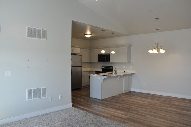 Building Photo - 3 bedroom, 2 bathroom house located in the...