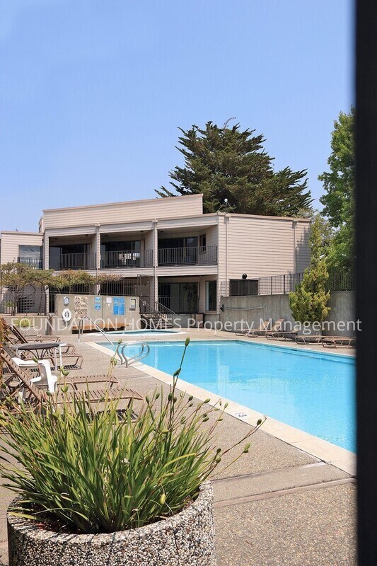 Building Photo - 629 Vía Casitas