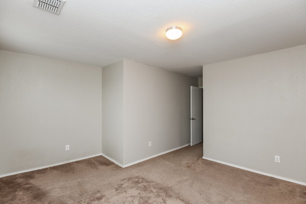 Building Photo - 815 Village Point Ln
