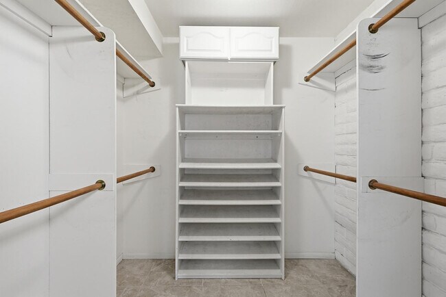 Building Photo - 7814 E MacKenzie Dr