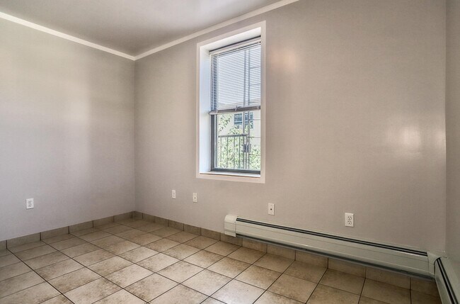 Building Photo - 715 28th St