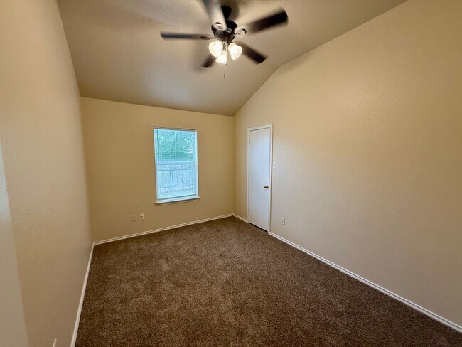 Building Photo - Beautiful 3 bedroom, 2 bathroom home in th...