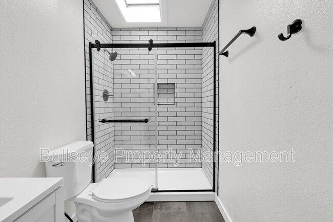 Building Photo - 1333 E Donner Dr