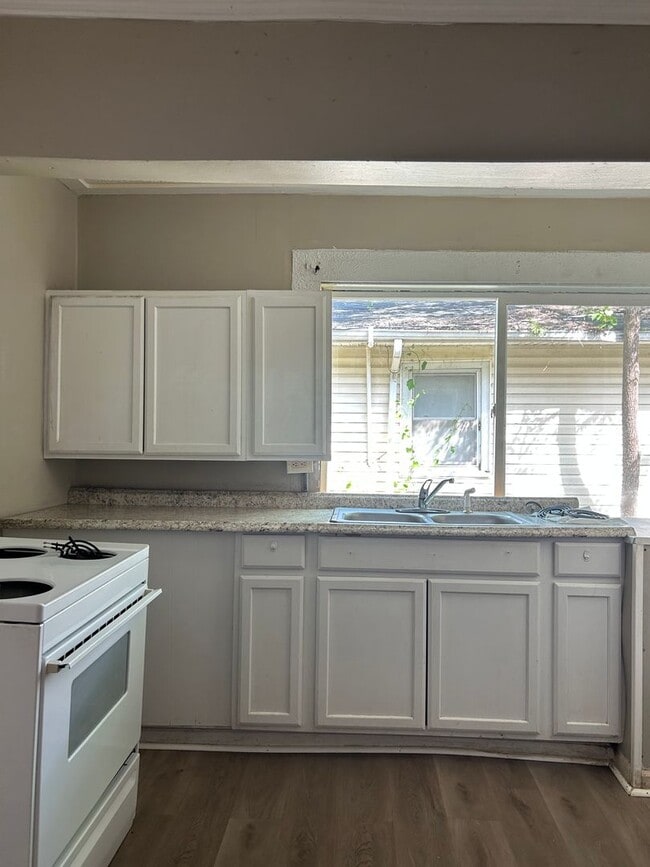 Building Photo - Spacious Four Bedroom Home