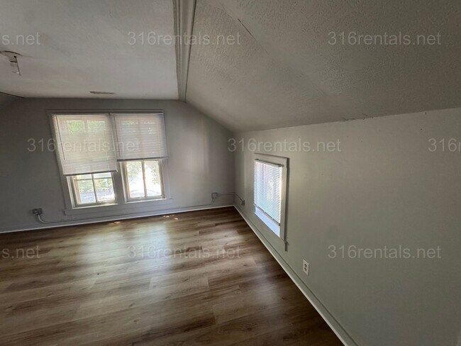Building Photo - $1100 - 3 bed 1 bath - Single Family Home
