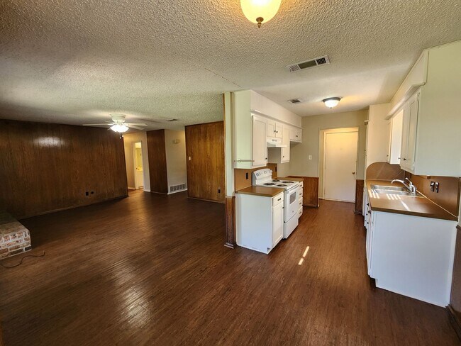 Building Photo - Classic 3 bedroom in Haltom City