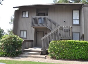 Building Photo - 10 Pine Tree Rd