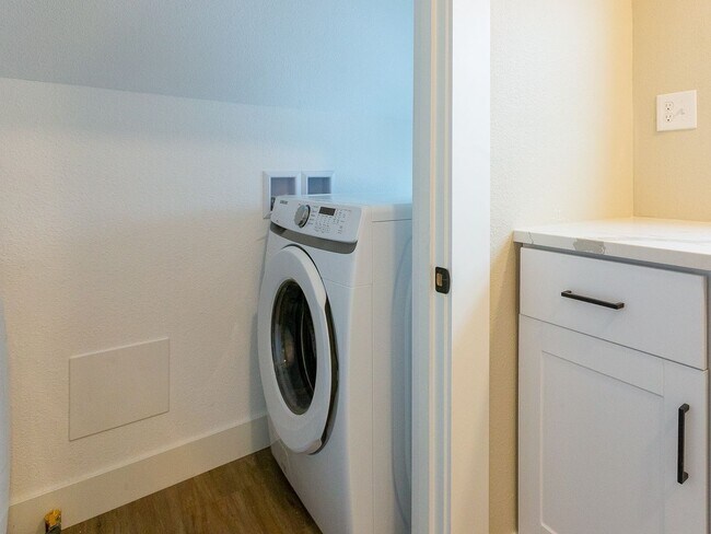 Building Photo - 4215 N Colonial Ave