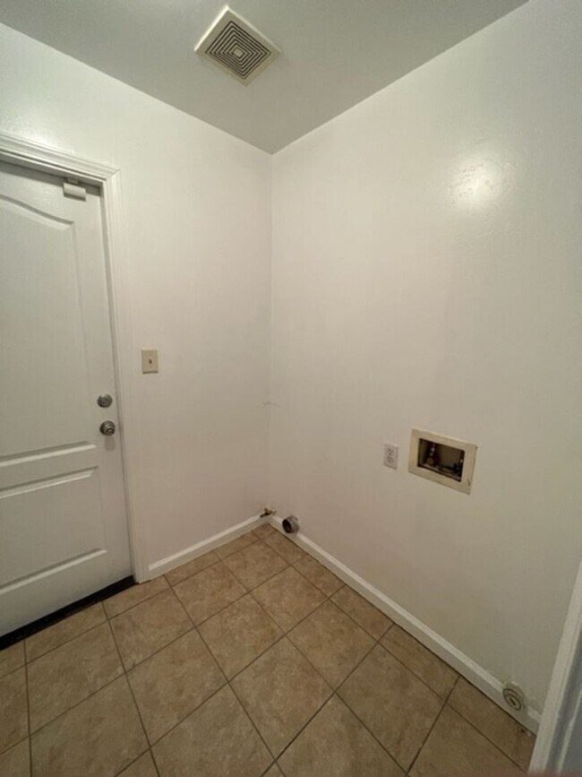 Building Photo - Southwest Bakersfield 4 Bedroom Home