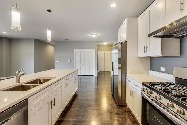 Building Photo - 2910 S Archer Ave
