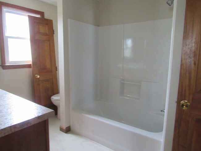 Building Photo - Dracut Beautifully renovated Townhouse for Rent!