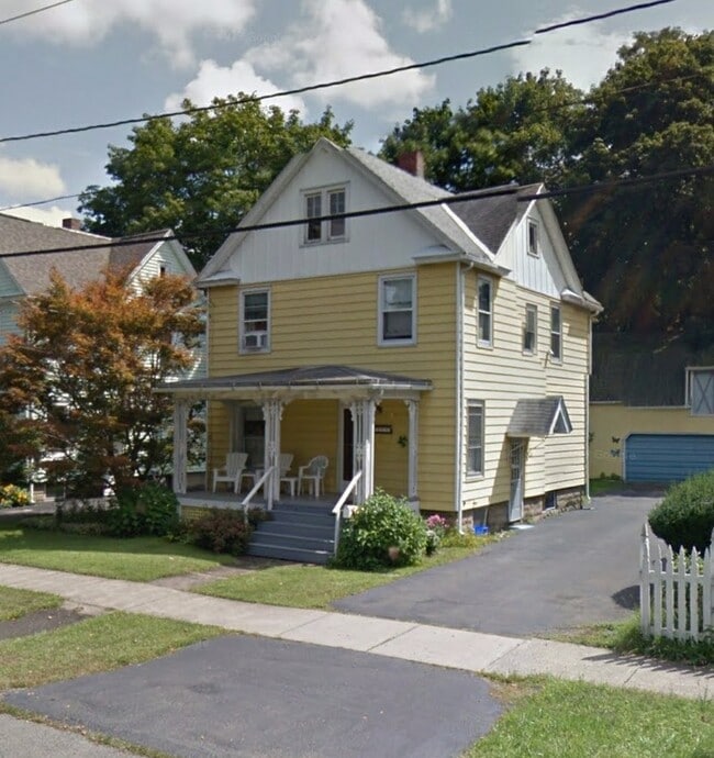 Building Photo - Well updated 3br with full laundry  Huge g...