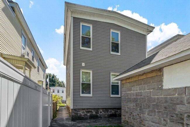 Building Photo - 140 Bailey St