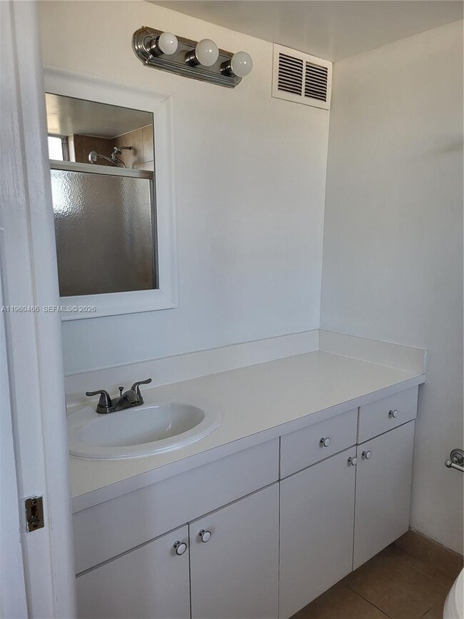 Building Photo - 1020 94th St