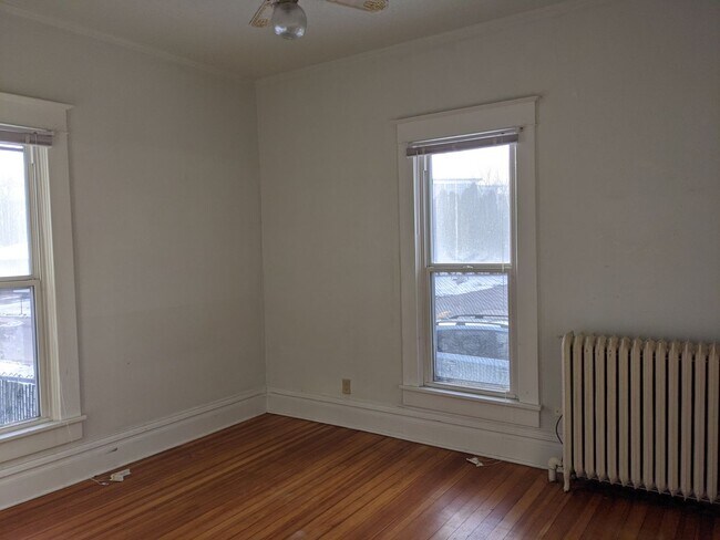 Building Photo - AVAILABLE NOW!  4-bedroom, 2-bath house across from Kinnick!